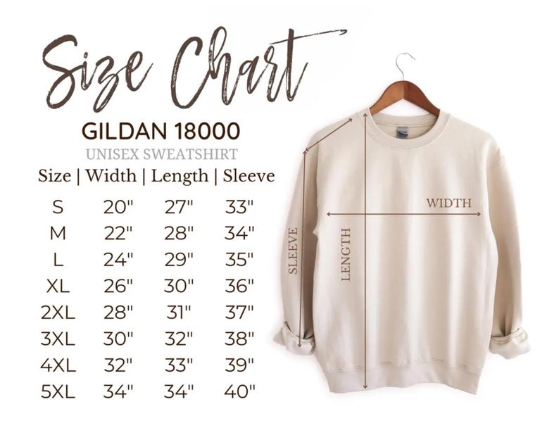 Pu&ograve; includere: Una felpa unisex Gildan 18000 color crema appesa a una gruccia di legno. L'immagine include una tabella delle taglie con misure in cm per larghezza, lunghezza e lunghezza manica, dalla taglia S alla 5XL.