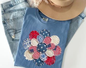 chemise vintage à fleurs patriotique imprimée DTG, t-shirt floral 4 juillet, chemise imprimée de style courtepointe Americana, t-shirt graphique d'été de chemise Boho USA