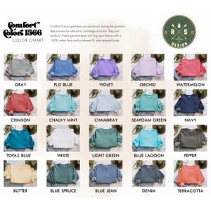 Op de afbeelding: Kleurenkaart met Comfort Colors 1566 sweatshirts in diverse kleuren, waaronder grijs, flo blue, violet, orchidee en watermeloen. De kaart toont ook karmozijnrood, krijtachtige munt, chambray, zeegroen en marine. Extra kleuren zijn topaasblauw, wit, lichtgroen, blue lagoon en peper. De kaart toont ook boter, blauwe spar, blue jean, denim en terracotta.