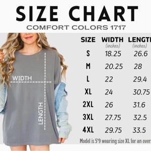 Puede incluir: Tabla de tallas para una camiseta de las tallas S a 4XL. La tabla muestra el ancho y la longitud en pulgadas para cada talla. La modelo mide 1,75 m y lleva la talla XL para un ajuste holgado.