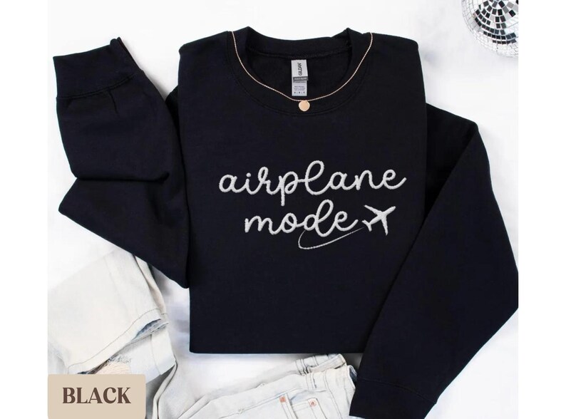 Puede incluir: Sudadera negra con el texto "airplane mode" y un peque&ntilde;o avi&oacute;n gr&aacute;fico en blanco.