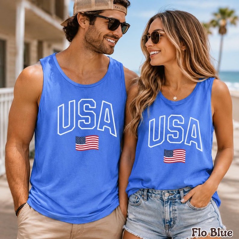 Peut inclure: Deux personnes portant des d&eacute;bardeurs bleus avec le mot "USA" en lettres blanches et un petit drapeau am&eacute;ricain. Les d&eacute;bardeurs sont d'un bleu vif, parfaits pour un th&egrave;me patriotique.