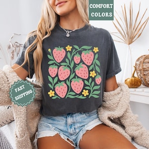 Strawberry Comfort Colors Shirt Fruit Graphic Tee Cottagecore T-Shirt Farmers Market Top Garden Girl Tee Strawberry Festival Shirt Gift Pepper