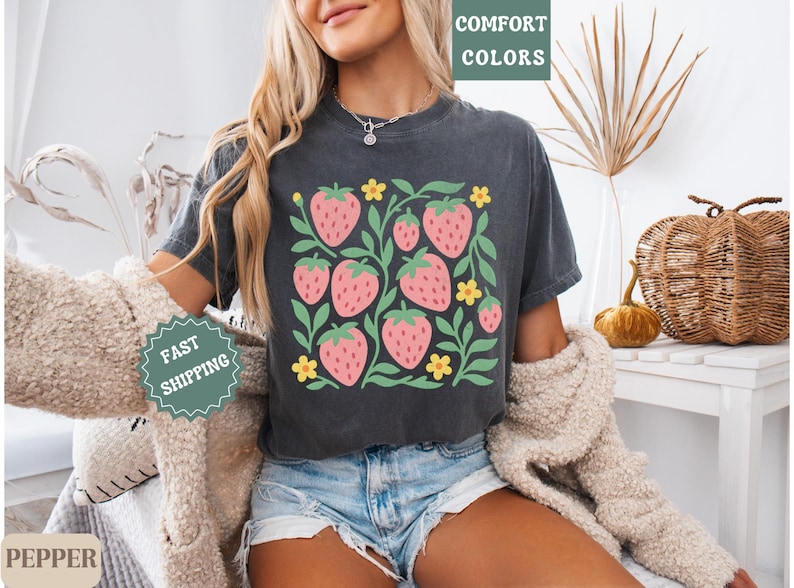 Strawberry Comfort Colors Shirt Fruit Graphic Tee Cottagecore T-Shirt Farmers Market Top Garden Girl Tee Strawberry Festival Shirt Gift Pepper