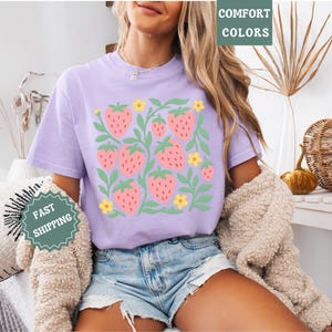 Strawberry Comfort Colors Shirt Fruit Graphic Tee Cottagecore T-Shirt Farmers Market Top Garden Girl Tee Strawberry Festival Shirt Gift Orchid