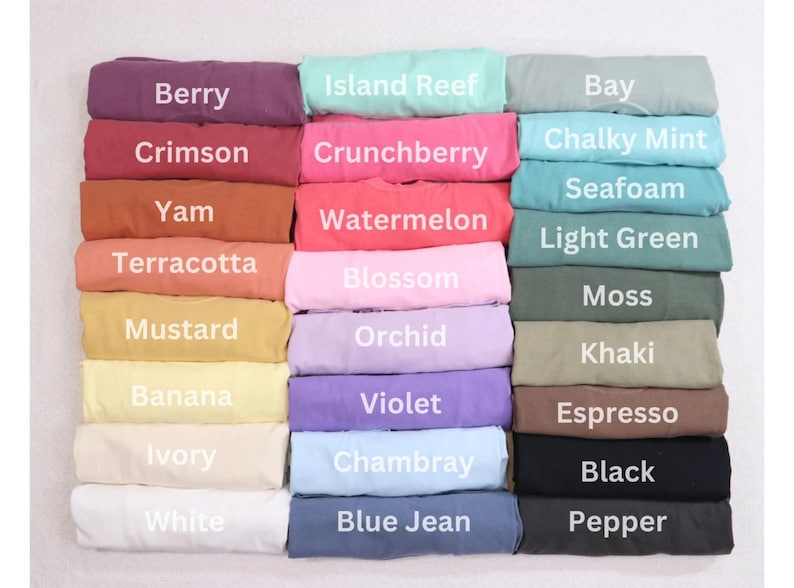Puede incluir: Una colecci&oacute;n de muestras de tela en varios colores, incluyendo Berry, Crimson, Yam, Terracotta, Mustard, Banana, Ivory, White, Island Reef, Crunchberry, Watermelon, Blossom, Orchid, Violet, Chambray, Blue Jean, Bay, Chalky Mint, Seafoam, Light Green, Moss, Khaki, Espresso, Black y Pepper.