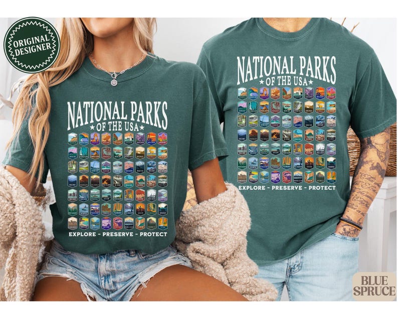 以下が含まれることがあります： アメリカの国立公園をすべて描いた白いグラフィックが施された緑色のTシャツ2枚。グラフィックには「National Parks of the USA」と「Explore - Preserve - Protect」の文字が書かれています。