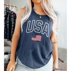 Peut inclure: Un d&eacute;bardeur bleu marine avec le mot "USA" en lettres blanches et un petit drapeau am&eacute;ricain. Le d&eacute;bardeur est fait d'une mati&egrave;re douce et a une encolure d&eacute;gag&eacute;e.