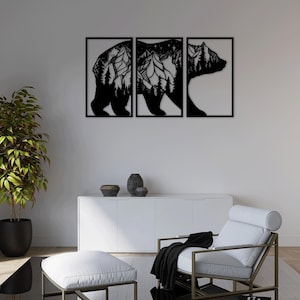 Puede incluir: Arte de pared de metal negro con una silueta de oso con una cordillera en su interior. El oso está dividido en tres secciones, cada una con una escena de montaña diferente.
