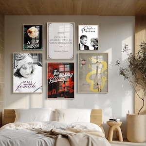 Puede incluir: Una galer&iacute;a de pared con seis carteles enmarcados con diferentes t&iacute;tulos e im&aacute;genes. Los carteles est&aacute;n dispuestos en una cuadr&iacute;cula y incluyen t&iacute;tulos como "A Trip to the Moon", "Entre du Chateau dans le Vieux Stockholm", "The Arisberg Railway", "Male Female", "Oyster Princess" y un cartel con un dise&ntilde;o amarillo y dorado.