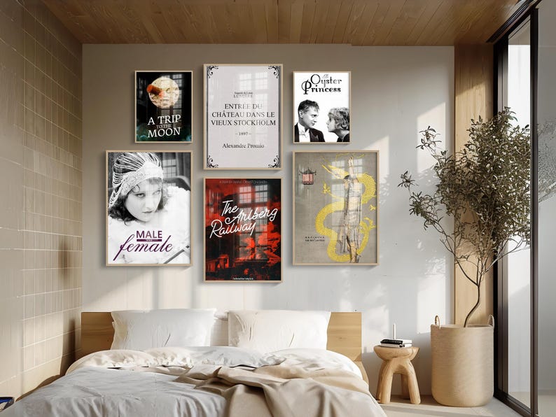 Puede incluir: Una galer&iacute;a de pared con seis carteles enmarcados con diferentes t&iacute;tulos e im&aacute;genes. Los carteles est&aacute;n dispuestos en una cuadr&iacute;cula y incluyen t&iacute;tulos como "A Trip to the Moon", "Entre du Chateau dans le Vieux Stockholm", "The Arisberg Railway", "Male Female", "Oyster Princess" y un cartel con un dise&ntilde;o amarillo y dorado.