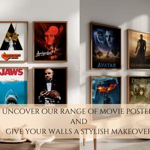 Puede incluir: Una colecci&oacute;n de carteles de pel&iacute;culas enmarcados en madera. Los carteles presentan pel&iacute;culas como Tibur&oacute;n, Apocalypse Now, Avatar, Gladiator y El Se&ntilde;or de los Anillos. El texto debajo de los carteles dice "Descubre nuestra gama de carteles de pel&iacute;culas y dale a tus paredes una renovaci&oacute;n elegante."
