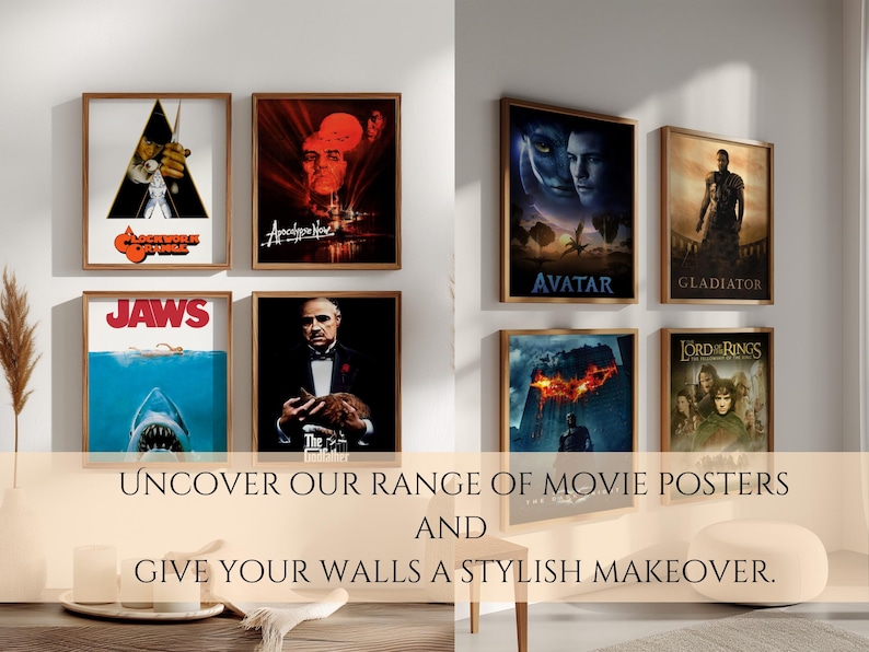 Puede incluir: Una colecci&oacute;n de carteles de pel&iacute;culas enmarcados en madera. Los carteles presentan pel&iacute;culas como Tibur&oacute;n, Apocalypse Now, Avatar, Gladiator y El Se&ntilde;or de los Anillos. El texto debajo de los carteles dice "Descubre nuestra gama de carteles de pel&iacute;culas y dale a tus paredes una renovaci&oacute;n elegante."