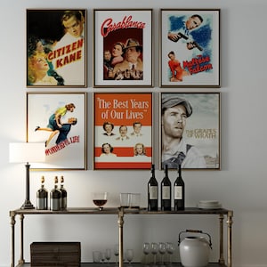 Puede incluir: Una galer&iacute;a de pared de carteles de pel&iacute;culas vintage que presentan pel&iacute;culas cl&aacute;sicas como "Ciudadano Kane", "Casablanca", "El halc&oacute;n malt&eacute;s", "La vida es bella", "Los mejores a&ntilde;os de nuestras vidas" y "Las uvas de la ira".