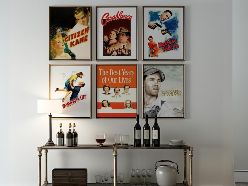 Puede incluir: Una galer&iacute;a de pared de carteles de pel&iacute;culas vintage que presentan pel&iacute;culas cl&aacute;sicas como "Ciudadano Kane", "Casablanca", "El halc&oacute;n malt&eacute;s", "La vida es bella", "Los mejores a&ntilde;os de nuestras vidas" y "Las uvas de la ira".