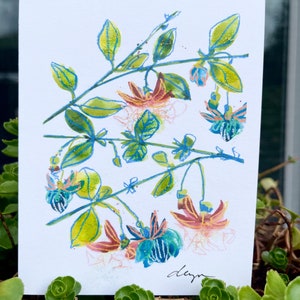 Peut inclure: Une peinture à l'aquarelle d'un groupe de fleurs roses et bleues avec des feuilles vertes sur un fond blanc. Les fleurs sont stylisées et ont un aspect fantaisiste. La signature de l'artiste se trouve dans le coin inférieur droit.