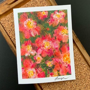 Può includere: Un dipinto ad acquerello di fiori rosa con centri gialli. I fiori sono dipinti in uno stile sciolto e astratto, con uno sfondo verde.