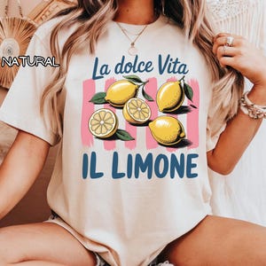 Camiseta "La Dolce Vita Il Limone": Limón italiano, dulce vida, estética costera de verano, bonita camiseta de frutas, estilo mediterráneo moderno.