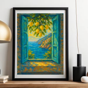 Könnte beinhalten: Gerahmtes Gemälde, das eine Küstenlandschaft zeigt, die durch ein blaues Fenster betrachtet wird. Das Kunstwerk zeigt ein lebhaftes blaues Meer, eine entfernte Küstenlinie und einen Zitronenbaum mit gelben Früchten. Das Gemälde ist schwarz gerahmt und erinnert an eine mediterrane Ästhetik.