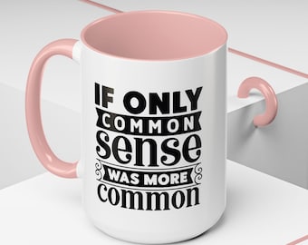 Peut inclure: Une tasse en céramique blanche avec une anse et un intérieur roses. La tasse présente un texte noir qui dit "Si seulement le bon sens était plus courant".