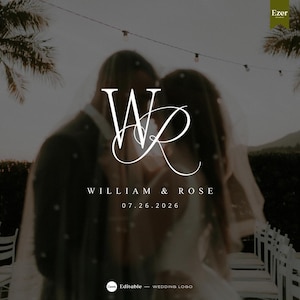 Puede incluir: Un diseño de logotipo de boda con las iniciales entrelazadas "WR" en elegante escritura blanca. Debajo, los nombres "WILLIAM & ROSE" y la fecha "07.26.2026". El fondo muestra una imagen borrosa de una pareja y un entorno de boda.