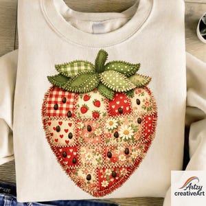 Camisa de fresas patchwork acolchada estilo granja con bayas PNG: estética rústica de cuadros vichy floral cottagecore PNG gráfico vintage de bayas