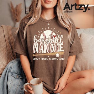 Puede incluir: Un juego de tres tazas de cerámica con un esmalte moteado de color crema. Cada taza presenta un diseño pintado a mano diferente: una hoja azul y verde, una flor amarilla y una baya roja. Las tazas tienen un diseño simple y moderno.