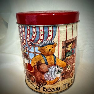 以下が含まれることがあります： 赤い白の缶に、テディベアと「This Bears My Heart」の文字が描かれています。