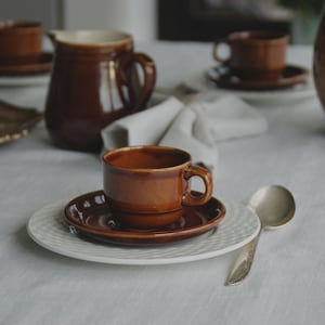 Filiżanki do espresso Fina (zestaw 6 sztuk) | filiżanki vintage | zabytkowa ceramika angielska | brązowe filiżanki do kawy | nowoczesny design z połowy XX wieku | styl lat siedemdziesiątych