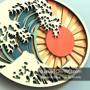 Puede incluir: Una pieza de arte de pared de madera que representa una ola estilizada con un sol rojo elevándose detrás de ella. La ola está en capas y tiene un esquema de color azul, verde y blanco. El sol es un círculo rojo sólido con un contorno amarillo. El fondo es de color madera claro.