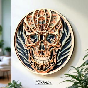 Puede incluir: Una pieza de arte mural circular de madera multicapa con un intrincado diseño de calavera cortado con láser. La obra muestra capas apiladas en tonos de madera natural, verde salvia suave y carbón oscuro, creando profundidad y textura.