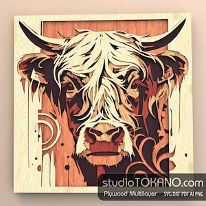 Puede incluir: Un primer plano de una cabeza de vaca Highland tallada en madera, con un patrón de pelaje blanco y marrón. La cabeza de la vaca está sobre un fondo de veta de madera y diseños florales.