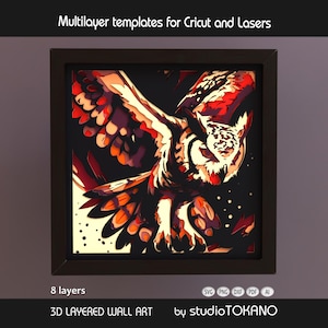 Può includere: Un'opera d'arte murale 3D a strati incorniciata raffigurante un gufo in volo, con toni rossi, arancioni e crema su sfondo nero. L'opera è intitolata "Multilayer templates for Cricut and Lasers" e include il testo "8 layers" e "3D LAYERED WALL ART by studioTOKANO."