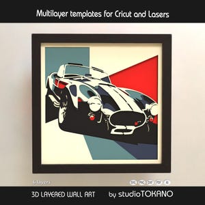 Peut inclure: Tableau mural 3D multicouche encadré représentant une voiture de sport classique. L'œuvre utilise une palette de rouge, blanc, noir et bleu. Le cadre est noir. Le texte "Multilayer templates for Cricut and Lasers" est en haut.