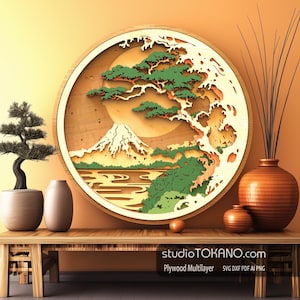 Pode incluir: Uma peça de arte de parede redonda de madeira com um design em camadas que representa uma paisagem japonesa. A cena apresenta uma montanha, um lago, um pinheiro e uma lua crescente. A peça de arte é feita de madeira compensada e tem um acabamento de madeira natural.