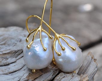 Pendientes colgantes de perla barroca extragrande. Joyas gigantes con un toque real para novia. Accesorio de boda de oro de alta calidad con diseño orgánico inusual G1506
