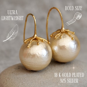 Könnte beinhalten: Ein Paar große, perlmuttartige Ohrringe mit einer vergoldeten Oberfläche. Die Ohrringe sind leicht und haben ein zartes, astähnliches Design. Die Ohrringe sind aus 925er Silber und 18 Karat vergoldet.