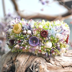 Bracciale rigido largo con perline e fiore • Gioiello di tendenza per occasioni speciali