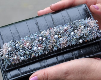 Perlen Clutch: Schwarze Abendtasche, Designer Party Accessoire mit handgefertigter Perlenverzierung