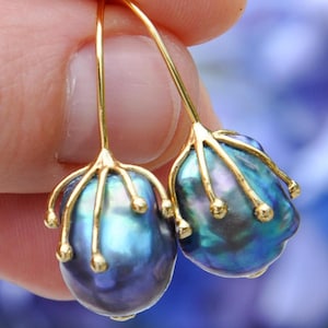 Boucles d'oreilles Paon en perles noires baroques • Sertissage à griffes botaniques • Bijou d'exception