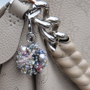 Porte-clés avec breloque pour sac en perles. Breloque pour sac à main colorée avec fermoir argenté. Cadeau artistique de luxe pour femme. Accessoire tendance pour fermeture à glissière