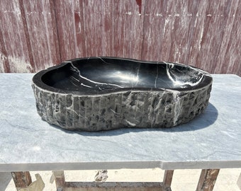 Lavabo-vasque Nero Marquina ciselé pour plan vasque de salle de bain rustique, Lavabo en marbre noir de forme amorphe avec couvercle passoire