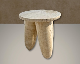Travertin Beistelltisch mit drei Beinen - Geschliffener Beige Marmor, 40 cm