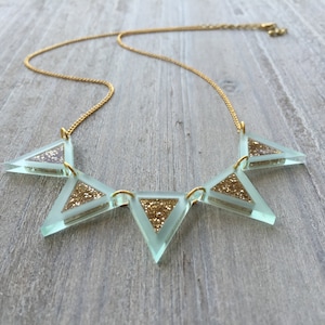 Wimpelkette in Pastellfarbe: Gefrostetes Acryl mit Gold Glitzer