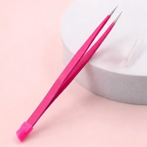Op de afbeelding: Een felroze pincet met scherpe punten en een beschermkapje. De pincet is gemaakt van metaal en heeft een strak design. De punten zijn zilver van kleur.
