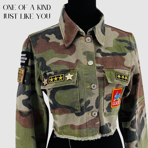 Chaqueta vaquera de camuflaje con parches personalizados, atuendo