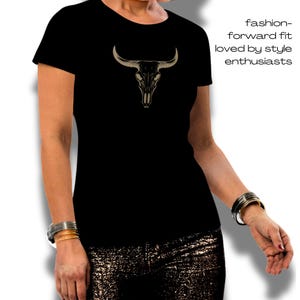 Western Punk Graphic Tee Bull Skull T-Shirt for Women Black Country Concert Shirt Soft Goth Cowgirl Style 22RIOT Statement Top