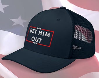 Puede incluir: Gorra de béisbol azul marino con parte trasera de malla. La parte delantera de la gorra presenta el texto "GET HIM OUT" en blanco, enmarcado por un rectángulo rojo. El fondo incluye una bandera estadounidense.