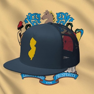 Könnte beinhalten: Eine marineblaue Trucker-Mütze mit gelbem, gesticktem Umriss des Bundesstaates New Jersey. Die Mütze hat einen Mesh-Rücken und einen flachen Schirm. Die Mütze ist vor einem beigefarbenen Hintergrund mit dem Siegel des Staates New Jersey abgebildet.