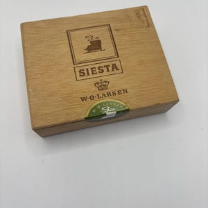 W.Ø. Larsen Siesta Cigar Box | Vintage Wooden Cigar Box | Red & Gold Label | Tobacciana | Danish Collectible | 50 STK | Small Box